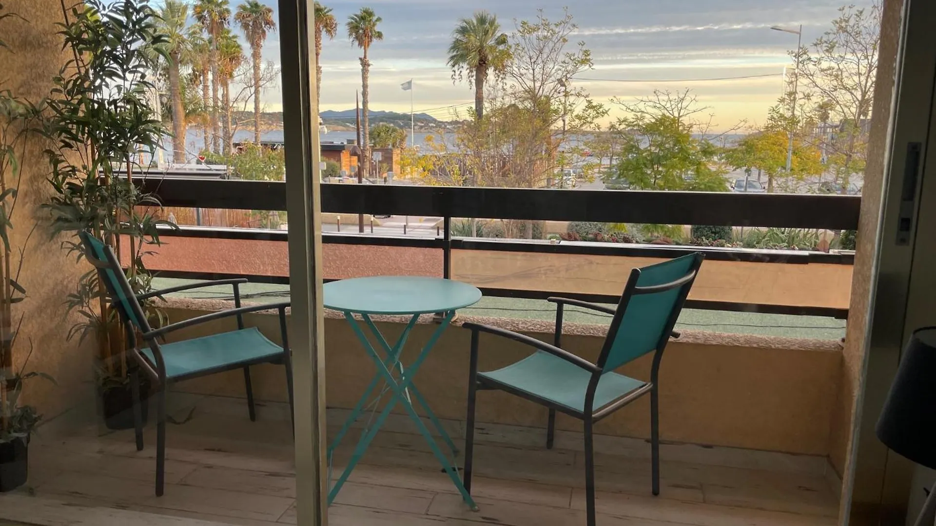 Appartement Les balcons de Bandol Centre ville avec vue mer et face à la plage